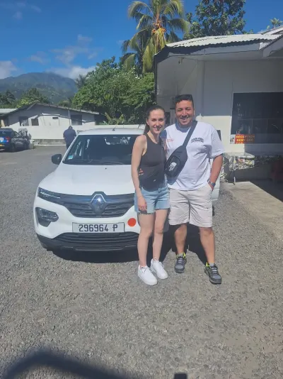 Deux clients devant leur Renault Kwid blanche