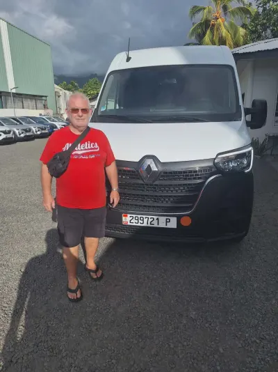 Client devant un fourgon Renault Master de location